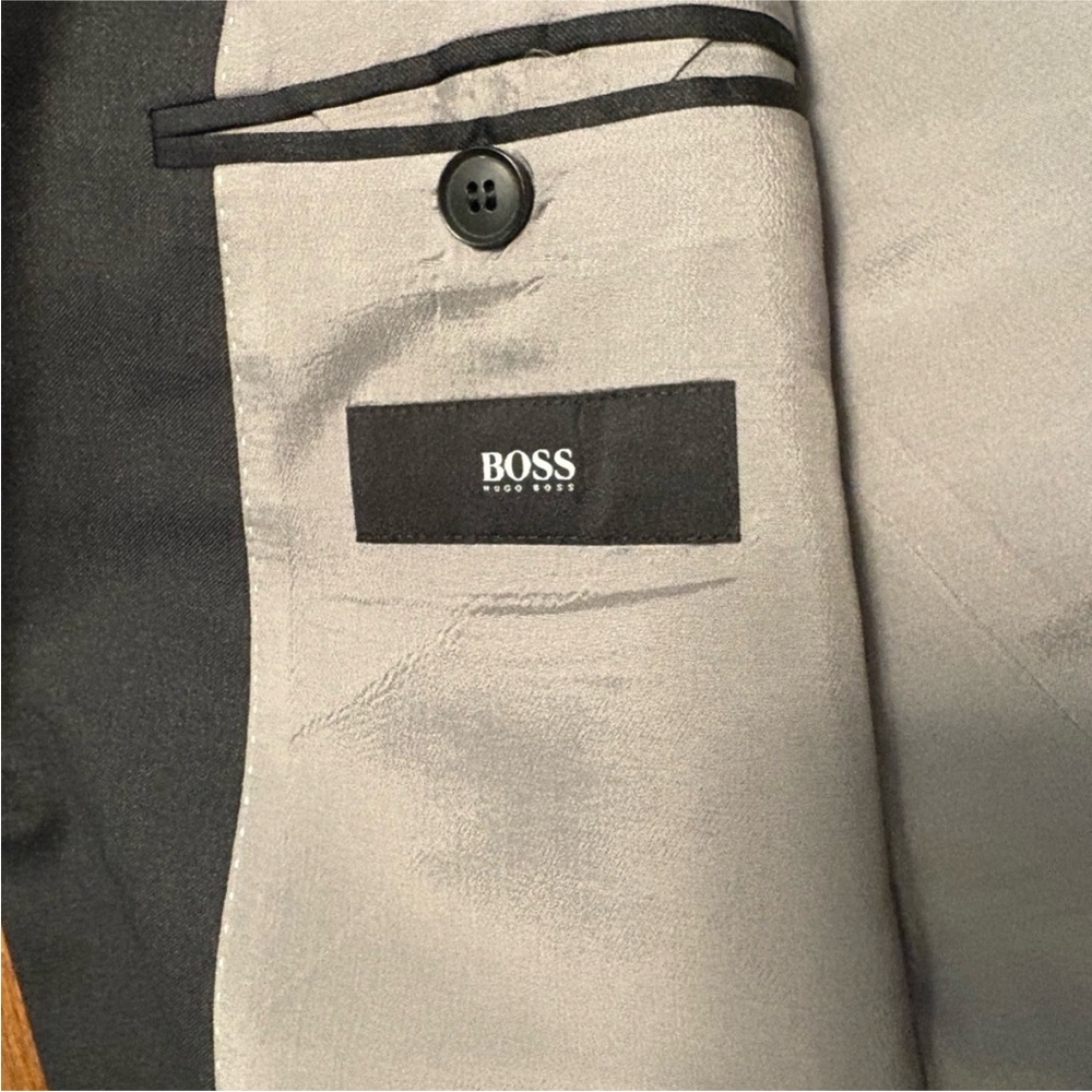 48L Hugo Boss Suit - Picture 8 of 12